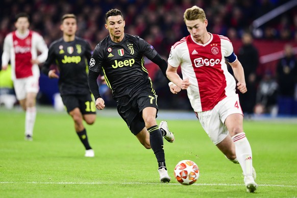 epa07497618 Cristiano Ronaldo (2-R) of Juventus and Matthijs de Ligt (R) of Ajax in action during the UEFA Champions League quarter final first leg soccer match betweeen Ajax Amsterdam and Juventus FC ...