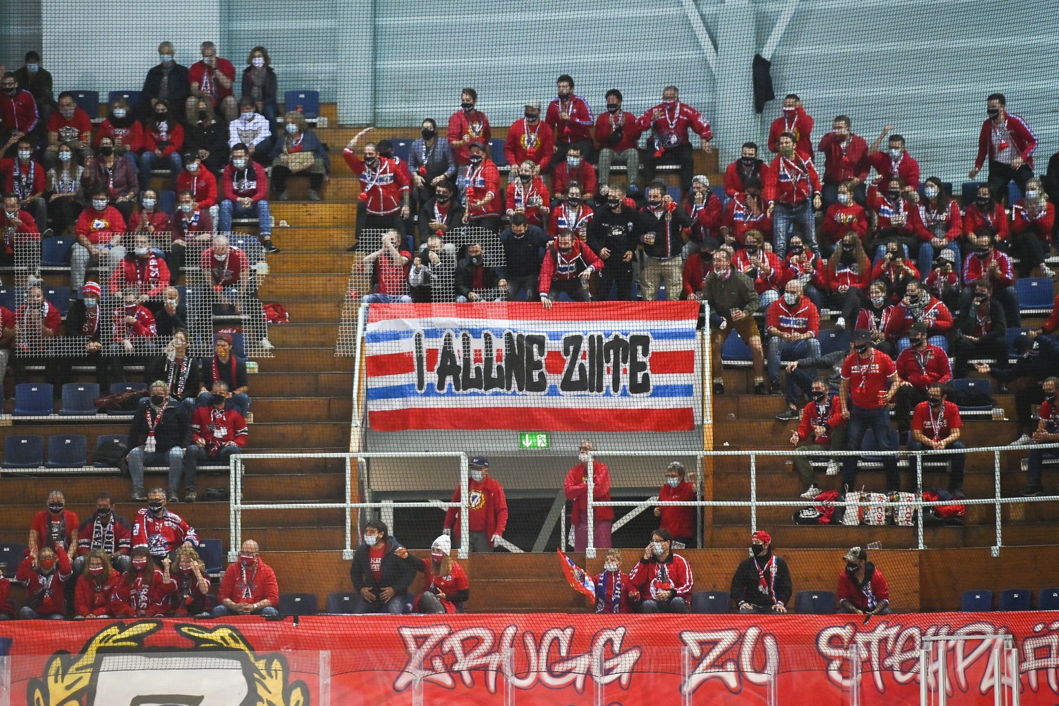 Fans mit Schutzmasken verfolgen das Eishockeyspiel der National League zwischen den Rapperswil-Jona Lakers und dem EV Zug, am Freitag, 2. Oktober 2020, in der St. Galler Kantonalbank Arena in Rappersw ...