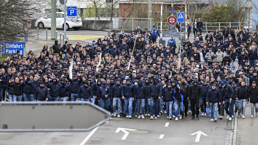 Luzerner Fans stehen vor dem Stadion, im Fussball Meisterschaftsspiel der Swiss Super League zwischen St. Gallen, FCSG, und Luzern, FCL, vom Montag, 1. April 2024 in Kybunpark in St. Gallen. Die Gaest ...