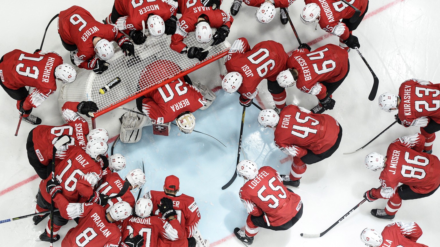 ARCHIVBILD --- ZUR ABSAGE DER EISHOCKEY-WM IN DER SCHWEIZ AUFGRUND DES CORONAVIRUS STELLEN WIR IHNEN FOLGENDES BILDMATERIAL ZUR VERFUEGUNG --- Switzerland&#039;s players during the IIHF World Champion ...