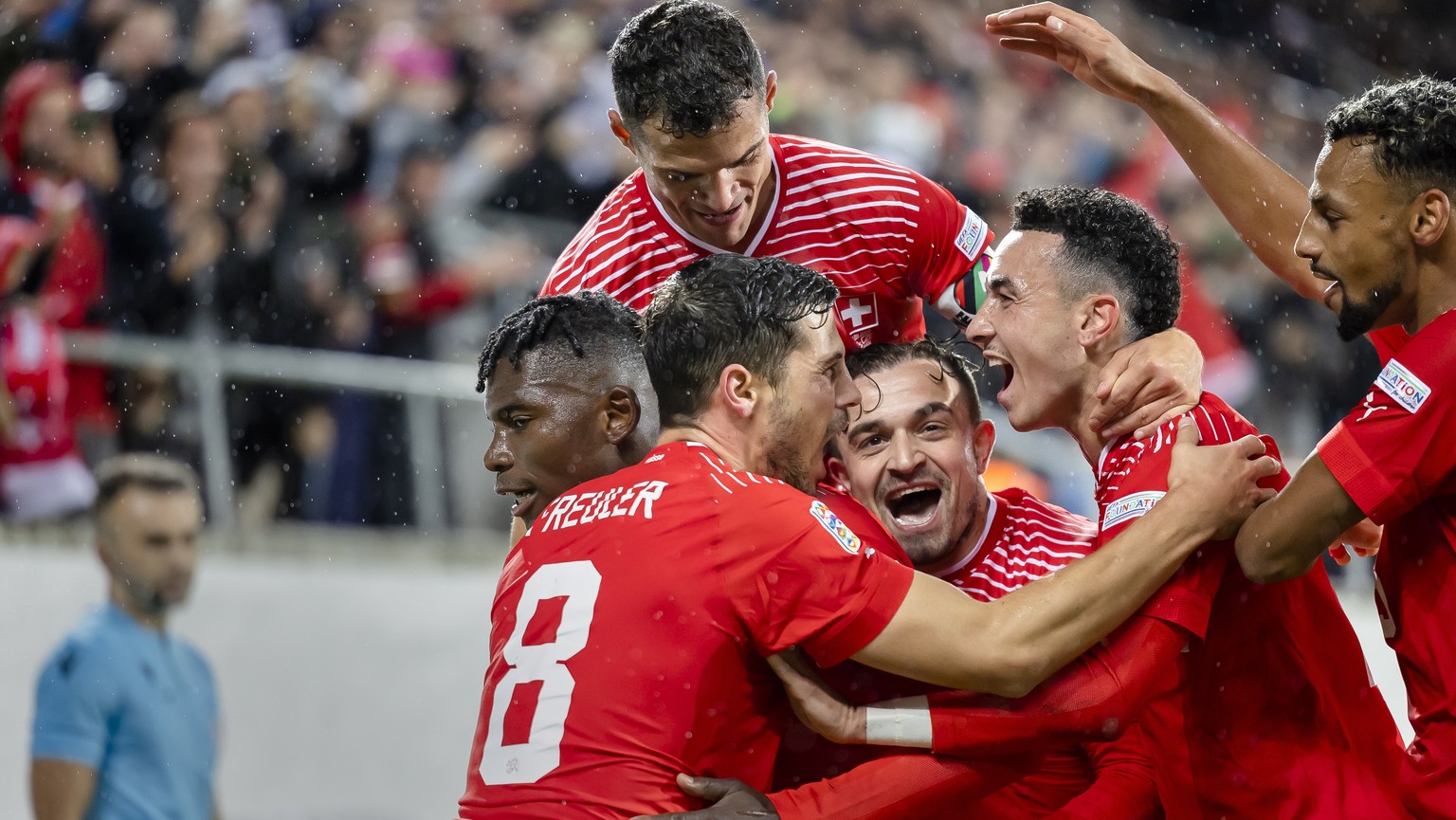 epa10210315 Switzerland&#039;s Breel Embolo (L) celebrates with teammates after scoring the 2-0 lead during the UEFA Nations League soccer match between Switzerland and the Czech Republic in St. Galle ...