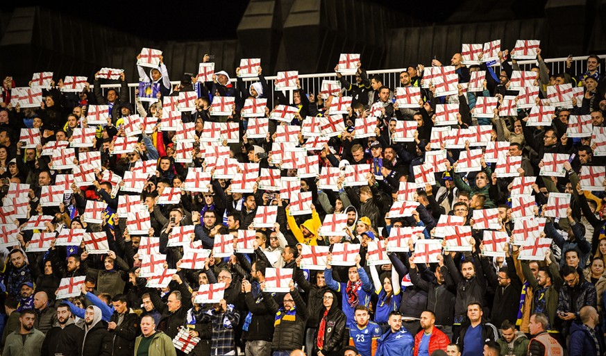 Die Kosovo-Fans zeigen vor dem Spiel gegen England, was Fairplay ist.