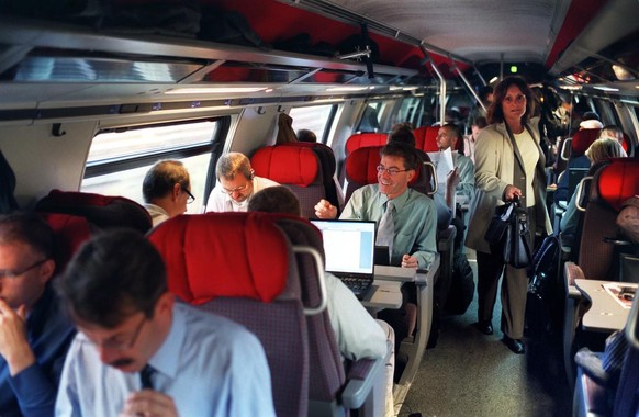 Schlechter Ort für vertrauliche Gespräche: Blick in einen voll belegten Erstklasswagen der SBB (Archivbild 2003).