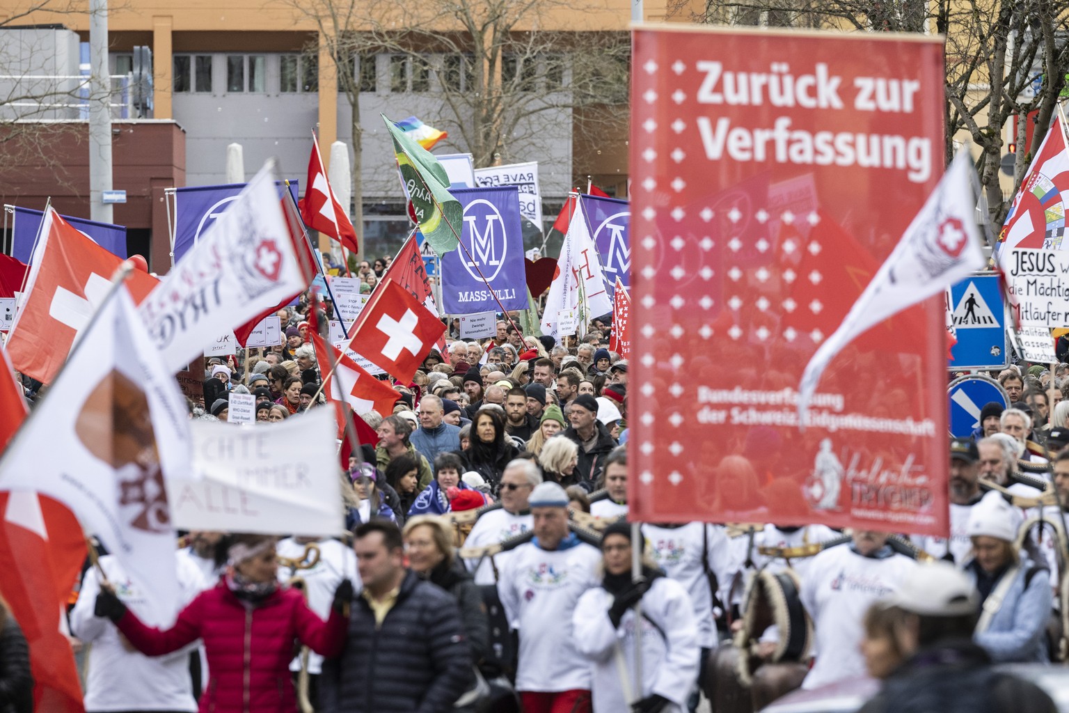 Massnahmengegner und Corona-Skeptiker demonstrieren gegen Corona-Massnahmen der Regierung, aufgenommen am Samstag, 19. Februar 2022 in Oerlikon Zuerich. (KEYSTONE/Ennio Leanza)