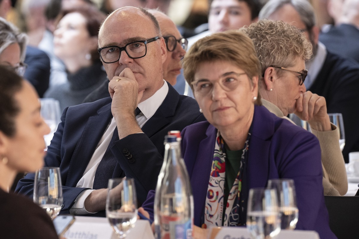 Bundesratskandidat und Regierungsrat Martin Pfister, Mitte-ZG, links, und Bundesraetin Viola Amherd verfolgen eine Rede an der Delegiertenversammlung der Mitte Partei, am Samstag, 22. Februar 2025, in ...