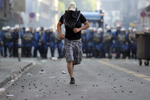 ZUR OEFFENTLICHEN BERATUNG AM BUNDESGERICHT IN LAUSANNE, BEZUEGLICH DEN BESCHWERDEN VON DREI PERSONEN, DIE AN DEN FEIERLICHKEITEN AM 1. MAI 2011 IN ZUERICH VON DER POLIZEI EINGEKESSELT WURDEN, STELLEN ...