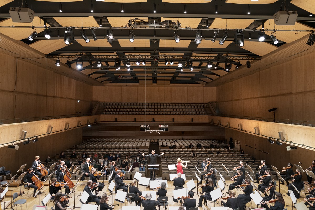 Das Tonhalle-Orchester unter der Leitung von Lionel Bringuier spielt das erste Konzert seit der Lockerung des Corona Massnahmen, die 50 Zuschauer erlauben, am Donnerstag, 22. April 2021, in der Tonhal ...