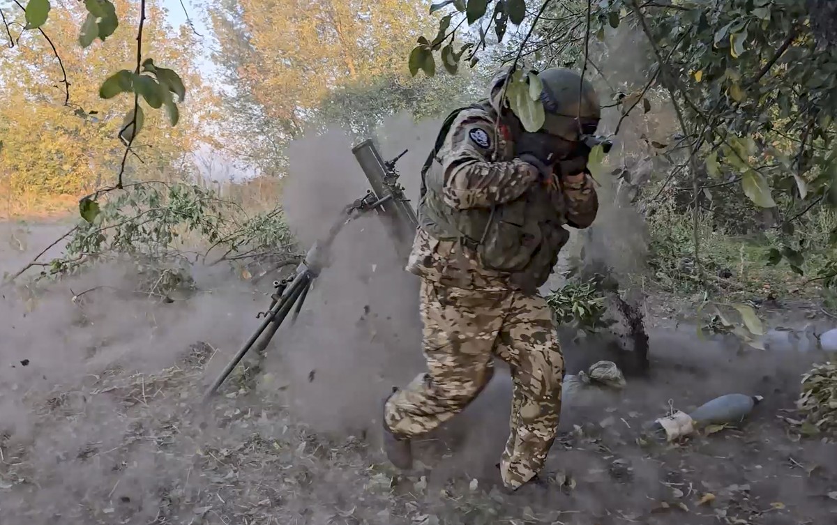 epa11626673 A still image taken from handout video provided 26 September 2024 by the Russian Defence ministry press-service shows Russian servicemen firing 120 mm heavy mortar systems towards Ukrainia ...