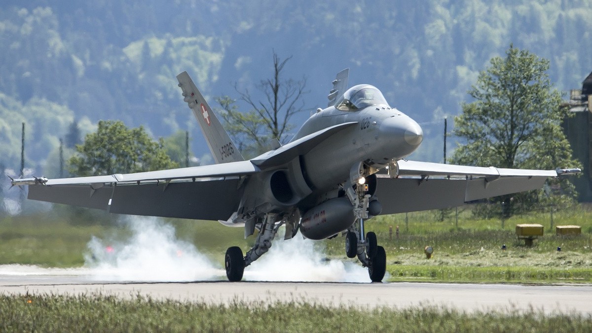 Ein F/A-18 Jet bei der Landung auf dem Militaerflugplatz Unterbach in Meiringen am Dienstag, 16. Mai 2017. (KEYSTONE/Alexandra Wey)