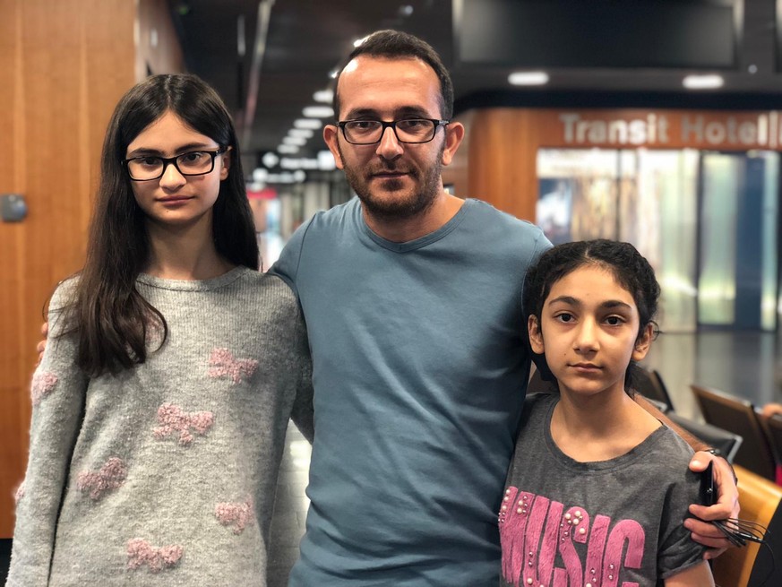 Journalist Mustafa Mamay mit Pelin (13, links) und Dicle (13, rechts).