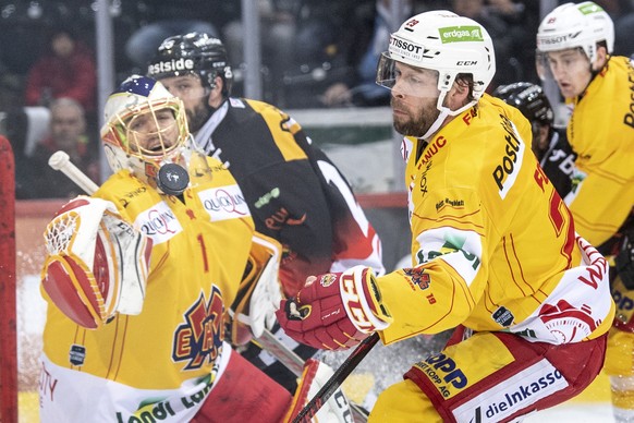 Berns, Andrew Ebbett, hinten, kaempft um den Puck, gegen Biels, Goalie Jonas Hiller, links, und Beat Forster, rechts, waehrend dem ersten Playoff Halbfinalspiel der National League, zwischen dem SC Be ...