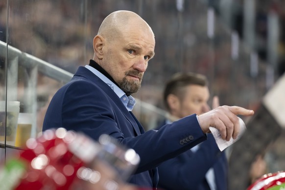 Biels Head Coach Petri Matikainen reagiert beim Eishockey Meisterschaftsspiel der National League zwischen dem EHC Biel und dem HC Ambri-Piotta, am Samstag, 20. Januar 2024, in der Tissot Arena in Bie ...
