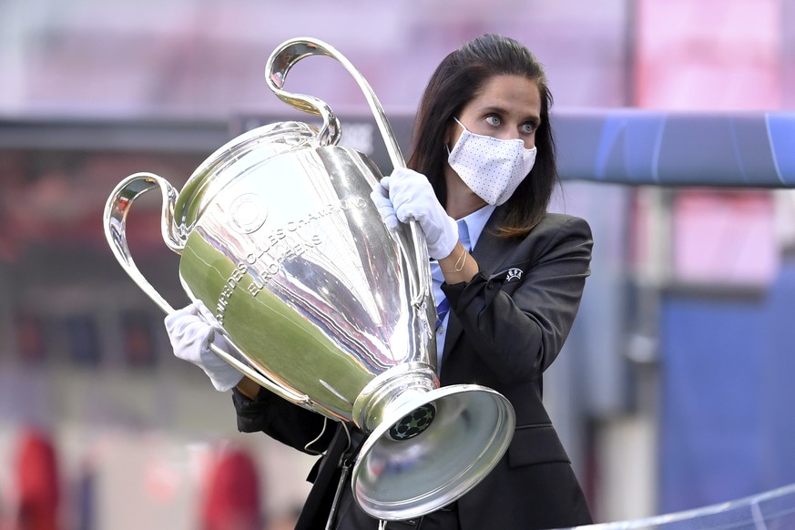 ARCHIV - UEFA SITZUNG ZU CHAMPIONS LEAGUE UND ANGEKUENDIGTER SUPER LEAGUE -- A member of the UEFA staff carries the Champions League trophy before the semifinal soccer match between RB Leipzig and Par ...