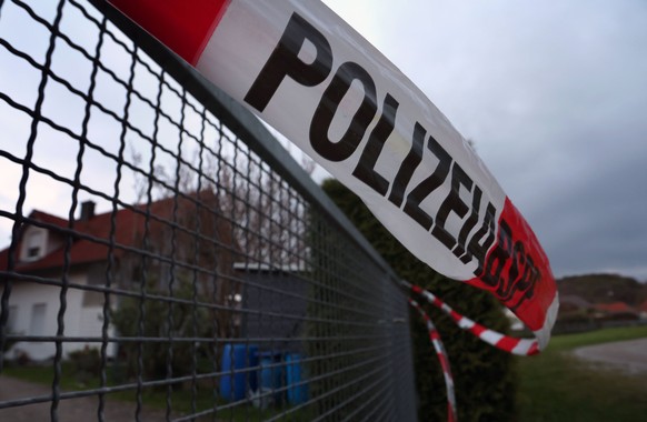 23.04.2023, Bayern, Altenstadt An Der Iller: Ein Absperrband der Polizei h