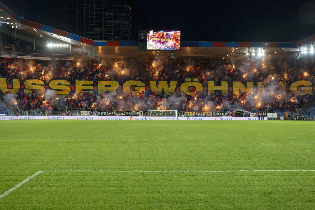 Die Fans in der Muttenzer Kurve begruesen die Spieler vor dem Fussball Meisterschaftsspiel der Super League zwischen dem FC Basel 1893 und dem FC Winterthur im Stadion St. Jakob-Park in Basel, am Sams ...