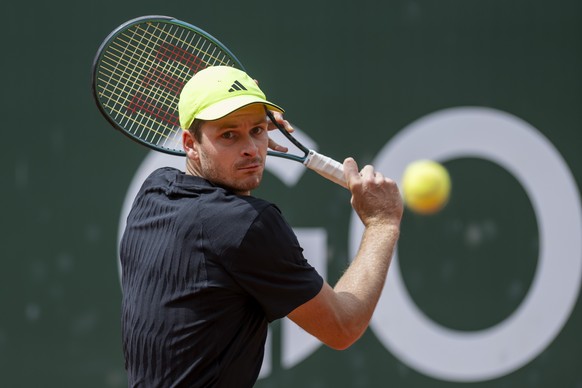 epa12128140 Hubert Hurkacz of Poland in action during a semifinal match against Sebastian Ofner of Austria at the Geneva Open tennis tournament in Geneva, Switzerland, 23 May 2025. EPA/MARTIAL TREZZIN ...