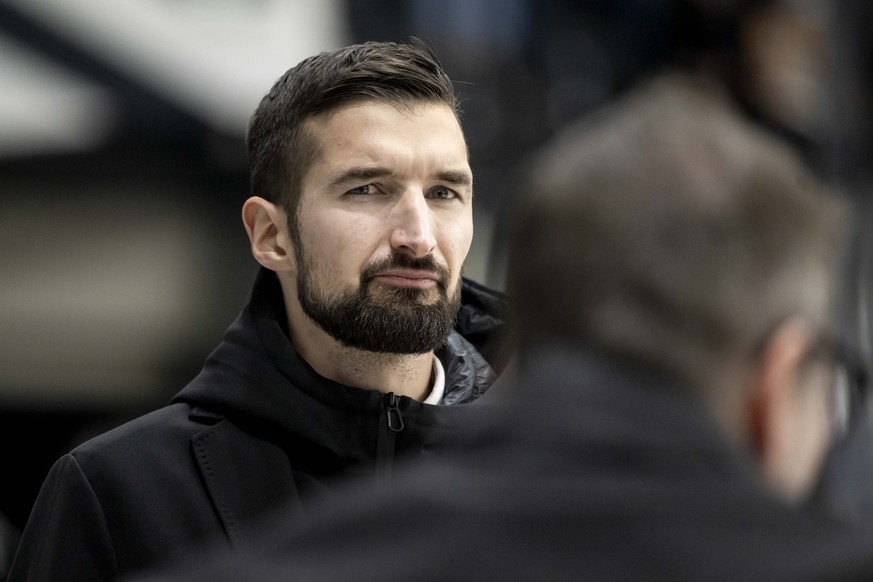 L&#039;entraineur Luca Gianinazzi (HCL), during the regular season of National League A (NLA) Swiss Championship 2024/25 between HC Lugano and ZSC Lions at the ice stadium Corner Arena, Switzerland, S ...