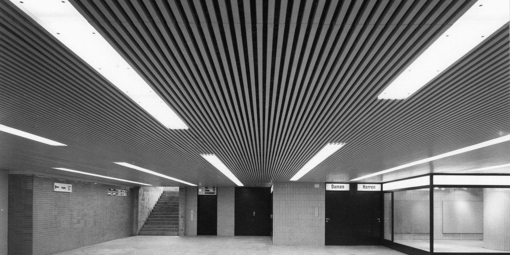 Am Mittwochmorgen starb ein Bub am Escher-Wyss-Platz. Der Hergang ist unklar, die Polizei ermittelt. Die Trauer über den Vorfall ist im Quartier gross. Kerzen, Blumen und Plüschtiere schmücken die Unf ...