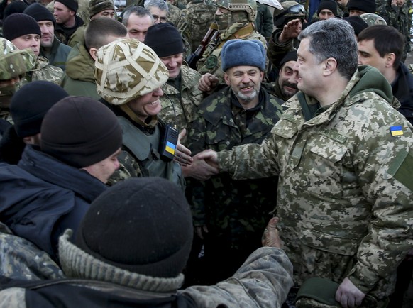 Poroschenko bei seinen Truppen.