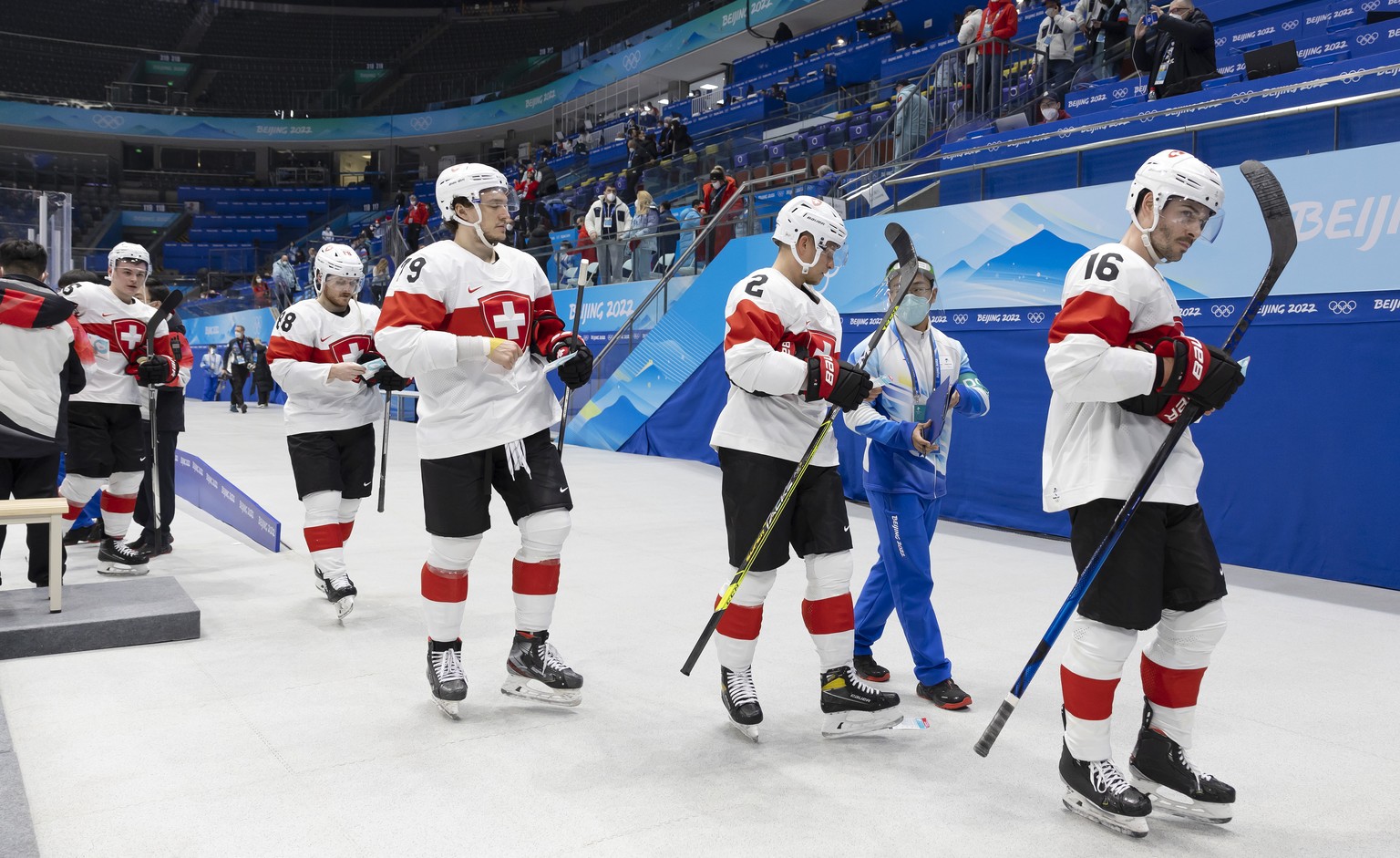 Switzerland&#039;s, from left, forward Gregory Hofmann, forward Christoph Bertschy, forward Calvin Thurkauf, defender Santeri Alatalo and defender Raphael Diaz, leave the rink after losing against Rus ...