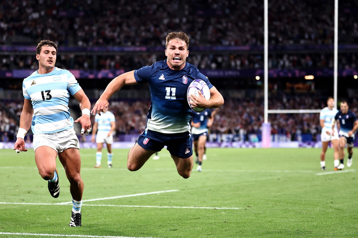 epa11496390 Antoine Dupont of France scores a try during the Men Quarter Final match Argentina against France of the Rugby Sevens competitions in the Paris 2024 Olympic Games, at the Stade de France i ...