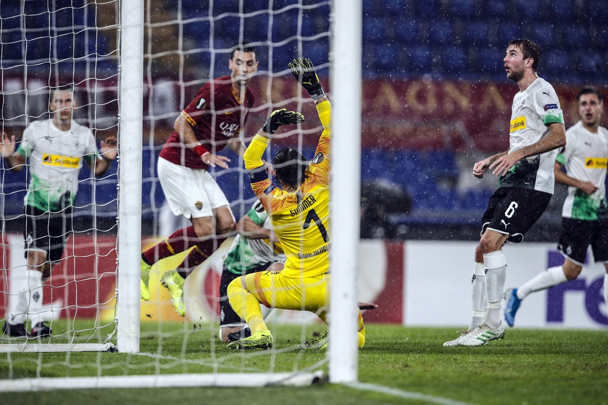 epa07946454 Borussia Monchengladbach's goalkeeper (C) Yann Sommer in action during the UEFA Europa League group J soccer match between AS Roma and Borussia Moenchengladbach at the Olimpico stadiu ...