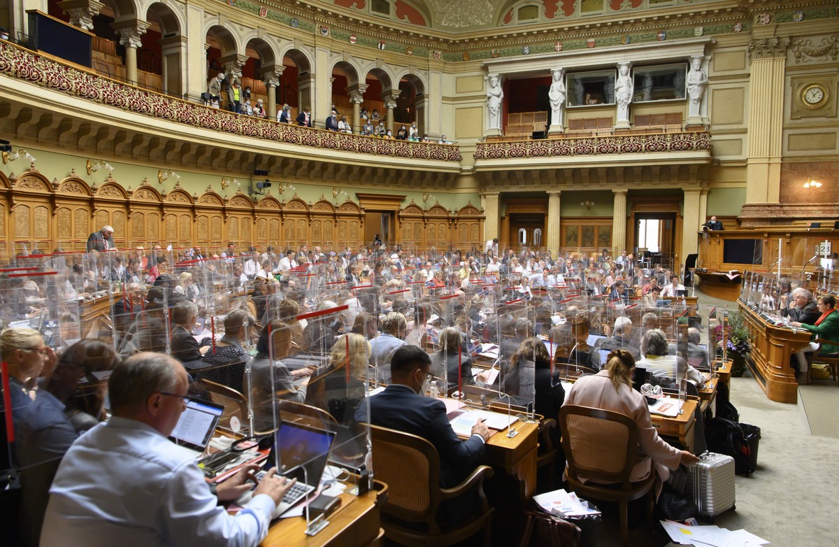 Parlamentarier debattieren waehrend der Herbstsession der Eidgenoessischen Raete, am Donnerstag, 23. September 2021 im Nationalrat in Bern. (KEYSTONE/Anthony Anex)