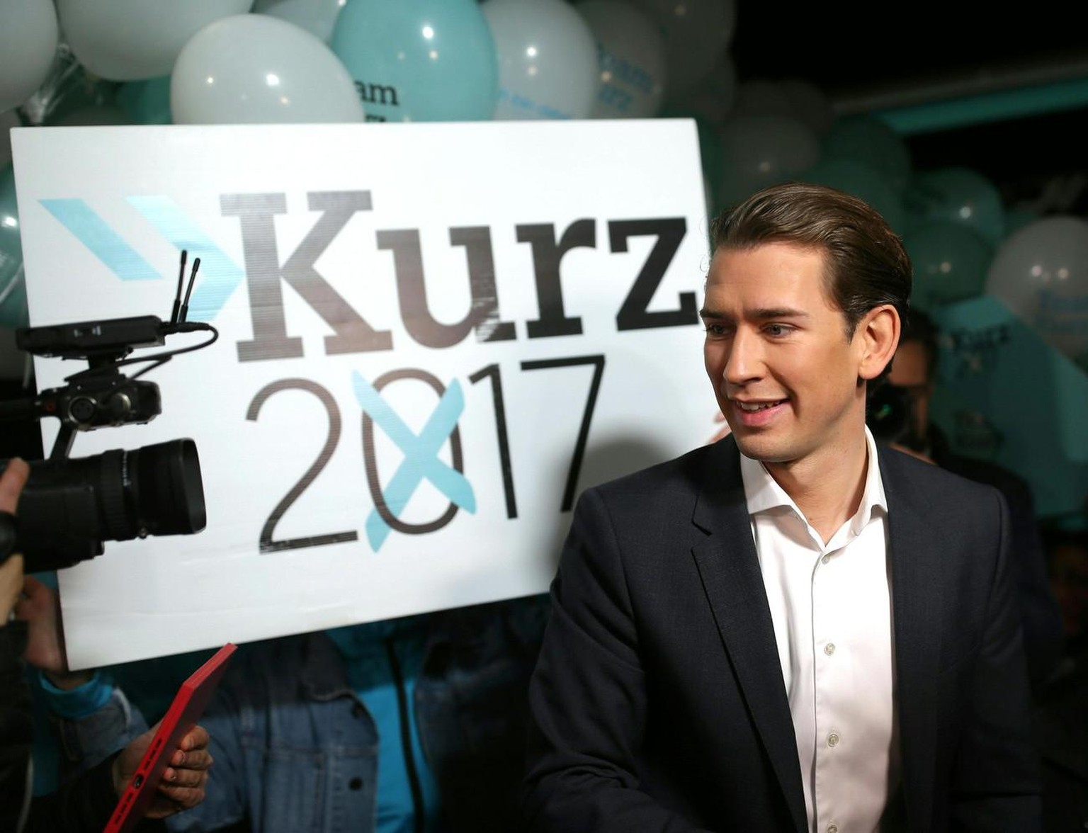 ABD0127_20171001 - WIEN - ÖSTERREICH: Sebastian Kurz (ÖVP) vor Beginn der ATV-Elefantenrunde mit den Spitzenkandidaten zur kommenden Nationalratswahl. In Österreich finden am 15. Oktober Nationalratsw ...