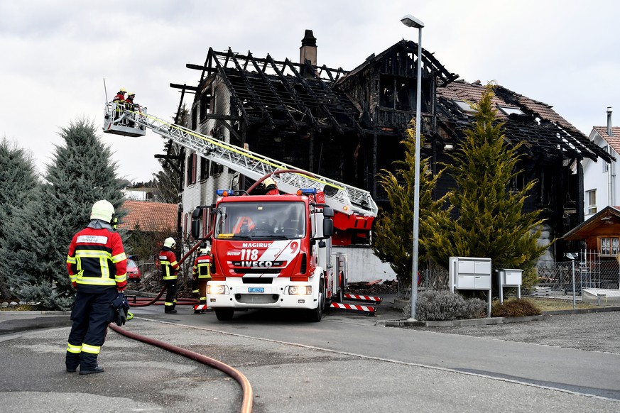Die Feuerwehr untersucht ein abgeranntes Mehrfamilienhaus, aufgenommen am Sonntag, 27. Januar 2019, in Steffisburg, Bern. Am fruehen Sonntagmorgen ist ein Mehrfamilienhaus in Steffisburg in Brand gera ...