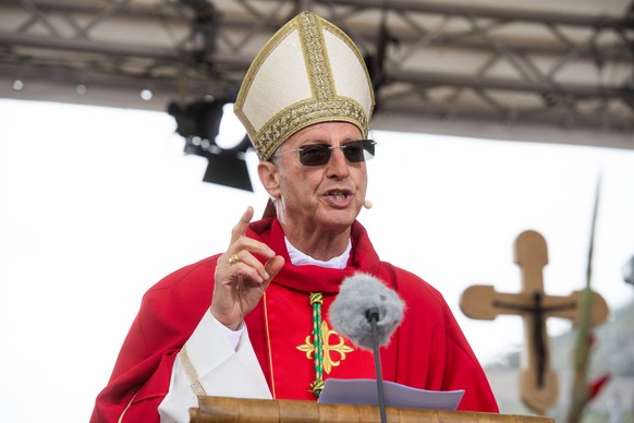 Heilige Messe auf dem Pass anlaesslich des Nationalfeiertages vom 1. August. Auf dem Foto der Bischof der Dioezese Lugano Monsignore Alain de Raemy waehrend der Predigt am Dienstag, 1. August 2023, Go ...