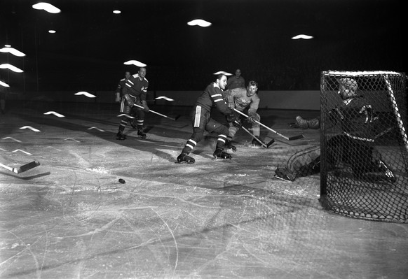 Der Schweizer Goalie in Aktion im Bandy-Spiel gegen Schweden, aufgenommen im Winter 1953 in Zuerich. Die Schweiz verliert das Freundschaftsspiel gegen Schweden mit 4:8. Bandy ist der Vorlaeufer des he ...