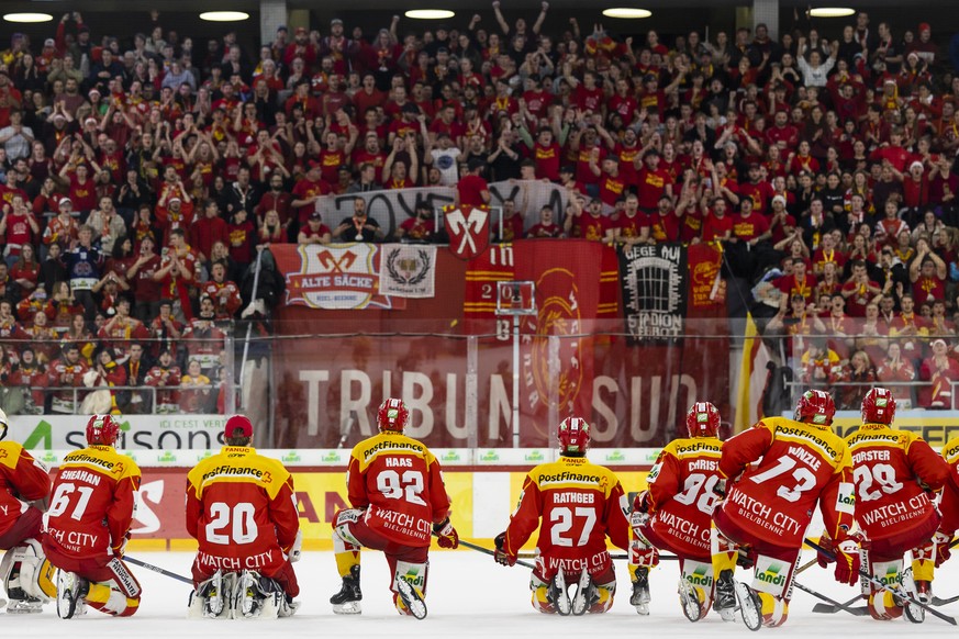 Bieler Fans feiern ihre Spieler, nach dem Eishockey Meisterschaftsspiel der National League zwischen EHC Biel und SC Bern, am Freitag, 23. Dezember 2022, in der Tissot Arena in Biel. (KEYSTONE/Peter K ...