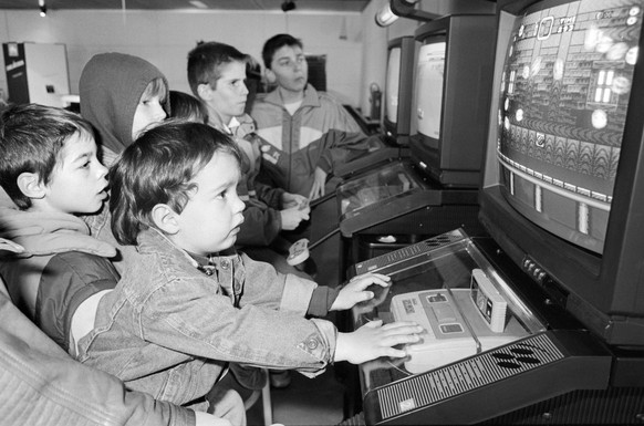 Schweizer Kinder spielen in den 90er-Jahren im Verkehrshaus Super Nintendo.