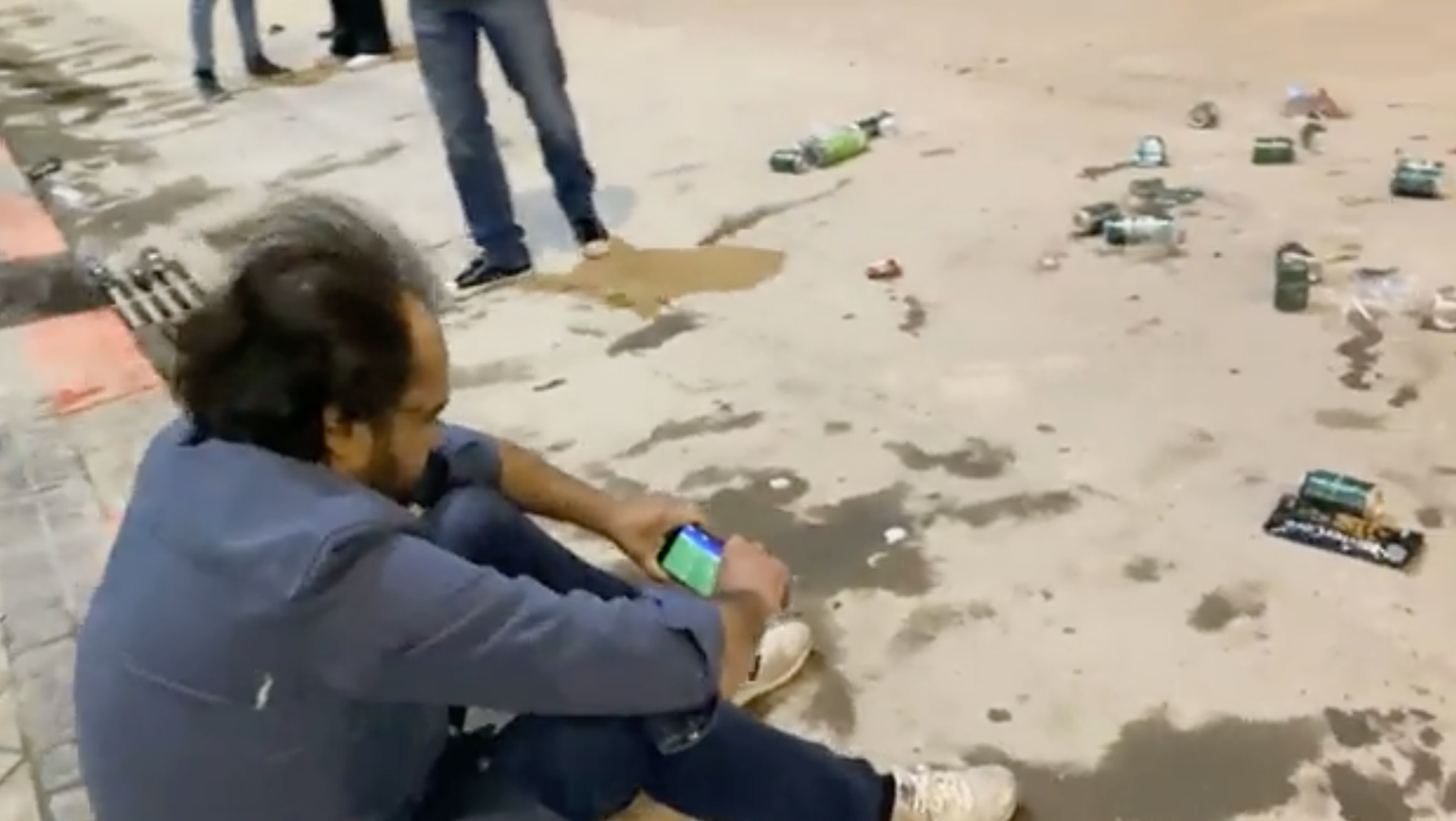 Dieser Real-Fan verliess das Stadion zu früh und musste die Sensation gegen ManCity auf seinem Handy schauen.