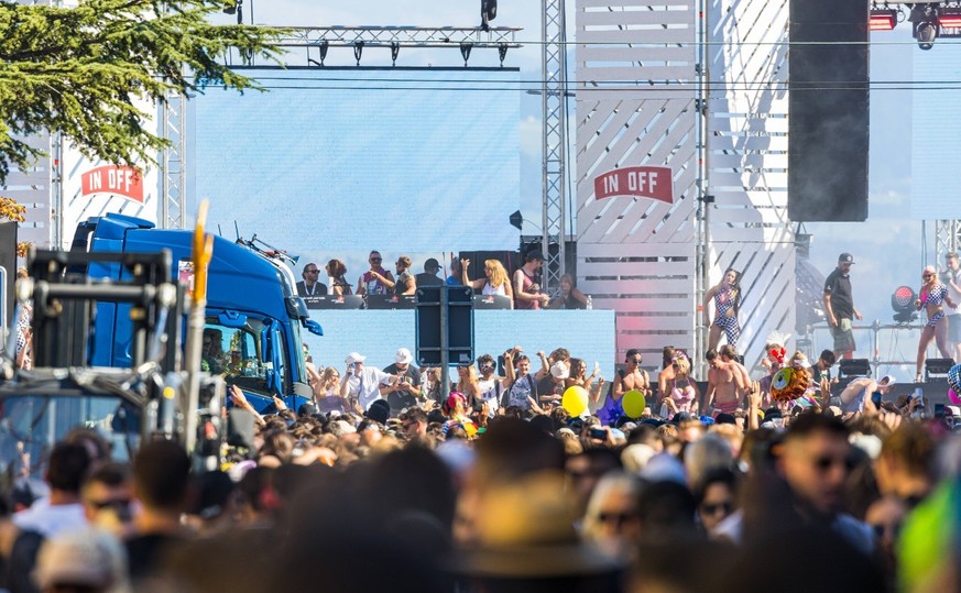 Erstmals seit drei Jahren findet die 29. Zürcher Street Parade rund ums Zürchersee Becken statt. Zu 26 Love Mobiles tanzten bei sommerlichen Temperaturen mehrere hundertausend Menschen zu Techno-Musik ...