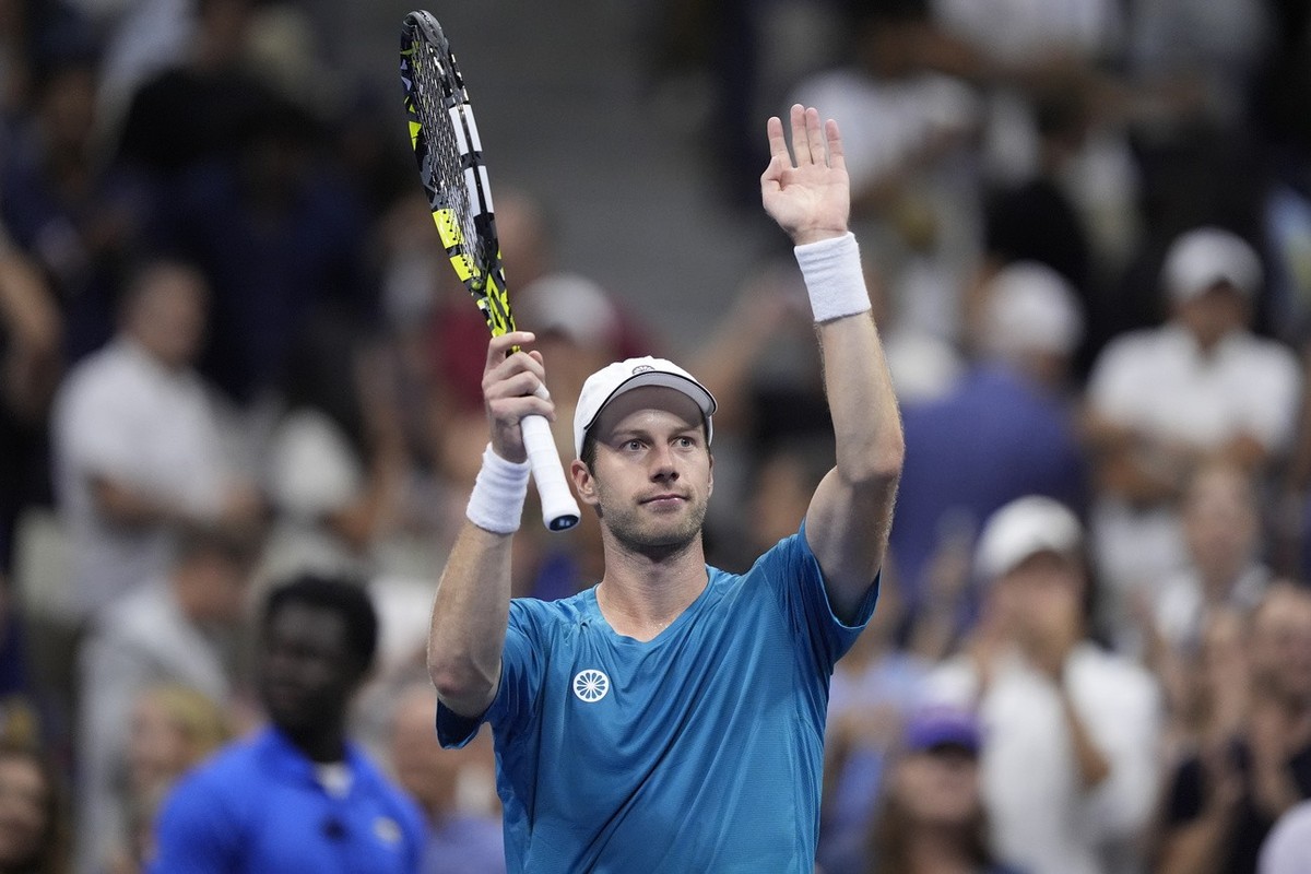 Botic van De Zandschulp, of the Netherlands, reacts after defeating Carlos Alcaraz, of Spain, during the second round of the U.S. Open tennis championships, Thursday, Aug. 29, 2024, in New York. (AP P ...