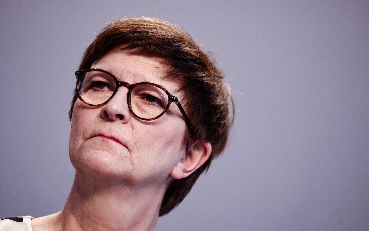 epa12020602 Social Democratic Party (SPD) co-chairwoman Saskia Esken attends a press conference to present the joint coalition agreement in the German Bundestag, in Berlin, Germany, 09 April 2025. The ...