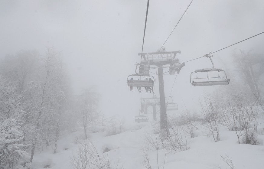 epa07406233 View of cable car during snowfall in in Rosa Khutor, Russia, 01 March 2019. Training session for the women&#039;s Alpine Downhill race at the FIS Alpine Skiing World Cup event is cancelled ...