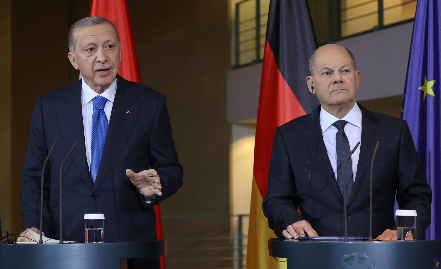 epa10981170 Turkish President Recep Tayyip Erdogan (L) speaks during a press conference with German Chancellor Olaf Scholz (R) at the Federal Chancellery in Berlin, Germany, 17 November 2023. Turkish  ...