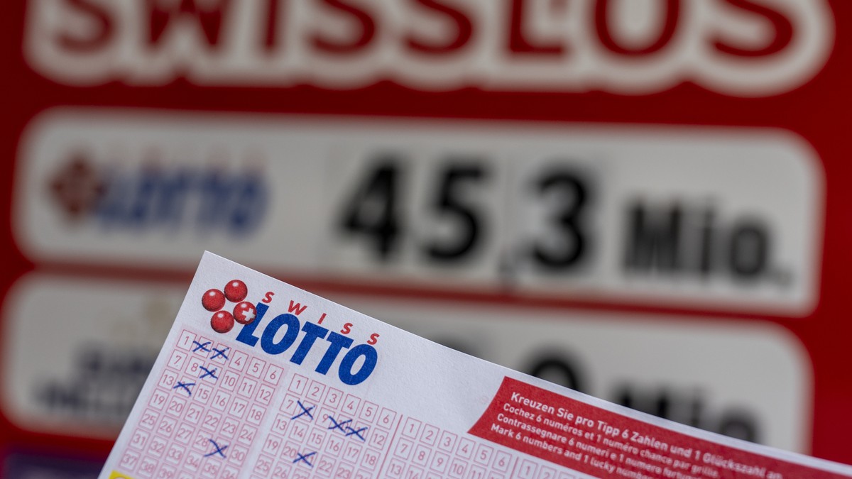 Ein Lottostand im Dorfzentrum von Stans informiert ueber die Hauptgewinnsumme im Swiss Lotto von Swisslos, bei welchem fuer die Ausgabe vom Samstag, 10. Februar 2024 gute 45,3 Millionen Schweizer Fran ...