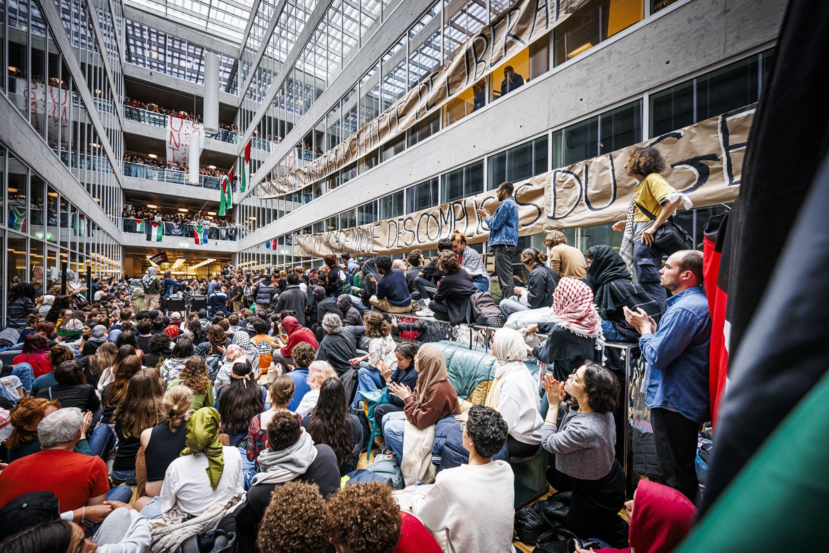 Des etudiants pro-palestiniens sont reunis pour manifester alors qu'il occupent une partie du batiment Geopolis de l'Universite de Lausanne le lundi 6 mai 2024 a Lausanne. Demarree jeudi soi ...