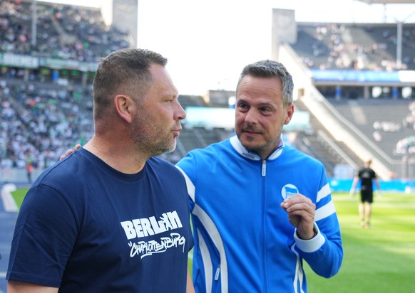 22.04.2023, Berlin: Fu�ball: Bundesliga, Hertha BSC - Werder Bremen, 29. Spieltag, Olympiastadion, Herthas Cheftrainer Pal Dardai (l) und Herthas Pr�sident Kay Bernstein unterhalten sich vor dem Spiel ...