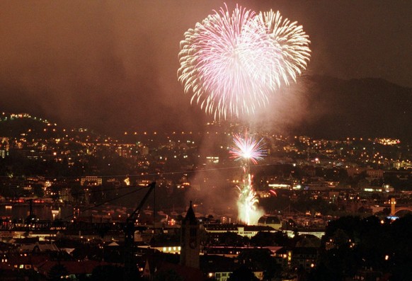 Das Feuerwerk ist laut, die Musik ist laut.