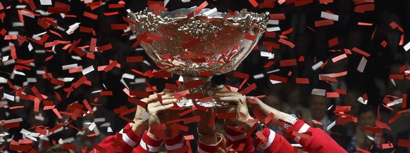 Swiss Davis Cup team members, from left to right, Swiss Davis Cup Team captain Severin Luethi, Roger Federer, Marco Chiudinelli, Stanislas Wawrinka and Michael Lammer holding the Davis Cup trophy, aft ...