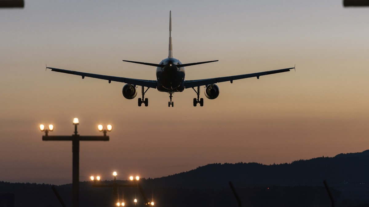 An airplane lands at Zurich Airport in Kloten in the Canton of Zurich, Switzerland, on the evening of August 14, 2017. (KEYSTONE/Christian Beutler)

Ein Flugzeug befindet sich im Landeanflug, aufgenom ...