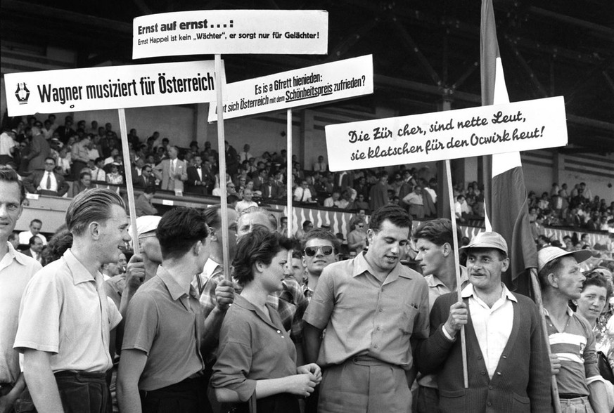 Fans der oesterreichischen Mannschaft mit Spruchbaendern im Achtelfinal an der Fussball-Weltmeisterschaft zwischen Oesterreich und der Tschechoslowakei am 19. Juni 1954 im Hardturm-Stadion in Zuerich. ...