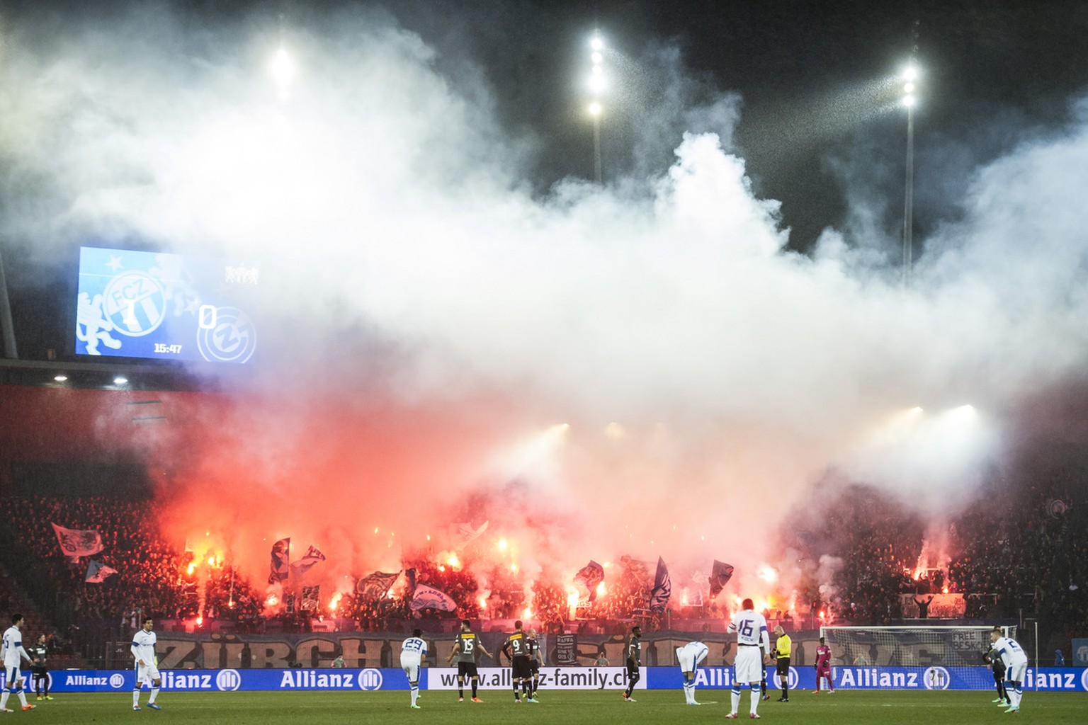 Zuercher Fans zuenden Pyros im Fussballspiel der Super League zwischen dem FC Zuerich und dem Grasshopper Club Zuerich, am Samstag, 1. Maerz 2014, im Letzigrund Stadion in Zuerich. (KEYSTONE/Ennio Lea ...