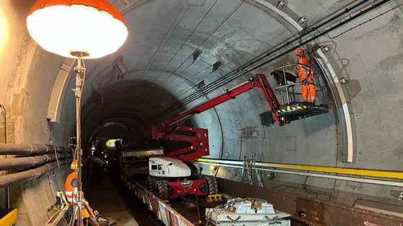 HANDOUT - Mitarbeiter demontieren das mobilie Spurwechseltor im Gotthard-Basistunnel am Freitag, 18. August 2023. Bei der Entgleisung eines Gueterzuges am 10. August wurde die Gleisanlage sowie ein Sp ...
