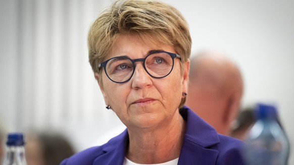 Alt Bundesraetin Viola Amherd ist bei der Rede von der scheidende Parteipraesident Gerhard Pfister, Nationalrat Mitte-ZG, geruehrt, an der Delegiertenversammlung der Mitte Partei, am Samstag, 28. Juni ...