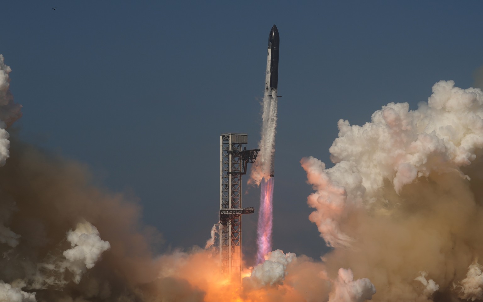 Überarbeitete Riesen-Rakete Starship absolviert Testflug